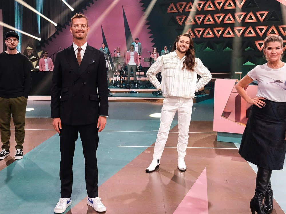Joko Winterscheidt (2.v.l.) mit seinen Konkurrenten der dritten Staffel "Wer stiehlt mir die Show?". (Bild: ProSieben/Florida TV/Anna Thut)