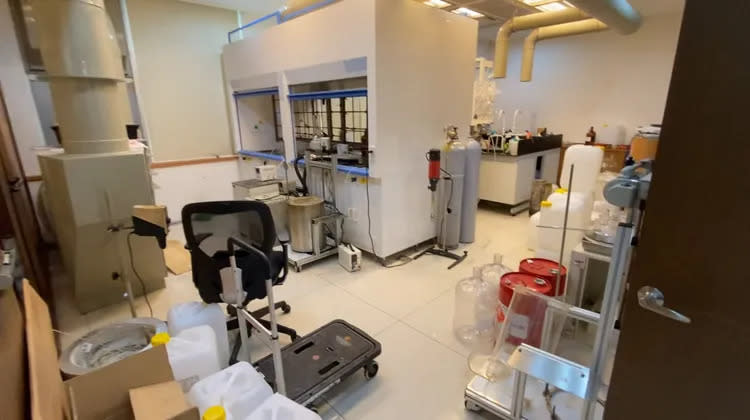 章男利用北市內湖科學園區中名下生技公司實驗室進行製毒。翻攝畫面