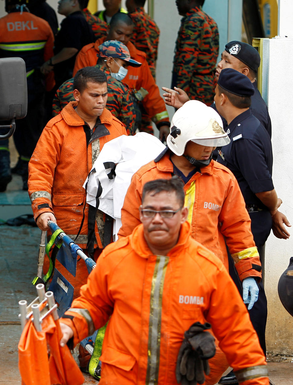 REFILE - REMOVING INCORRECT REFERENCE TO BODY: Firefighters leave religious school Darul Quran Ittifaqiyah after a fire broke out in Kuala Lumpur, Malaysia September 14, 2017. REUTERS/Lai Seng Sin