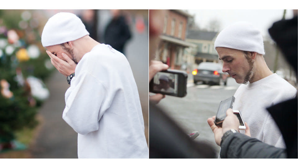 Riches gives interviews to the media and pretends to be the uncle of Sandy Hook Elementary School shooter Adam Lanza while visiting a memorial to the victims of the shooting. (Photo: NEW YORK DAILY NEWS/HARTFORD COURANT/GETTY IMAGES)