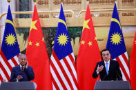 Malaysia's Prime Minister Mahathir Mohamad (L) and China's Premier Li Keqiang hold a news conference at the Great Hall of the People in Beijing, China, August, 20, 2018. How Hwee Young/Pool via REUTERS