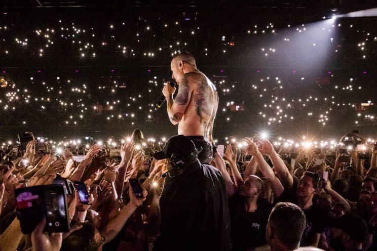 Chester on stage in Linkin Park (Twitter/Linkin Park)