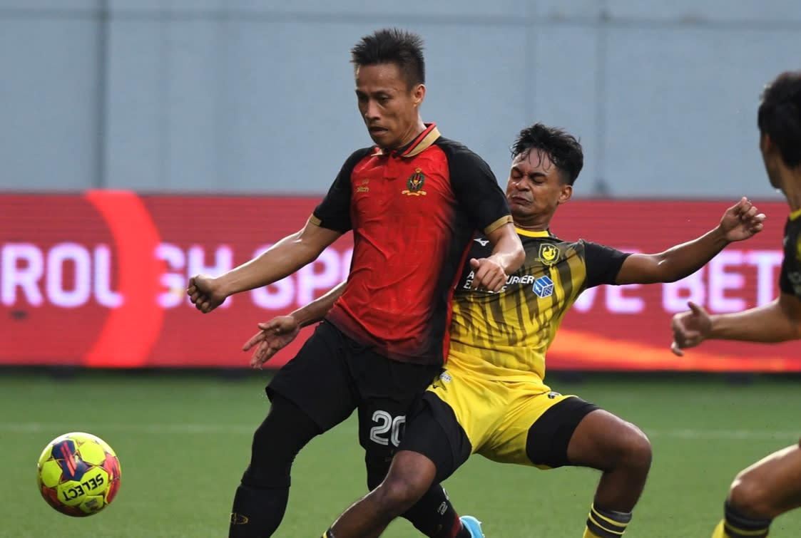 Singapore Premier League leaders Tampines Rovers (yellow jersey) battled DPMM FC at the Jalan Besar Stadium. (PHOTO: SPL)