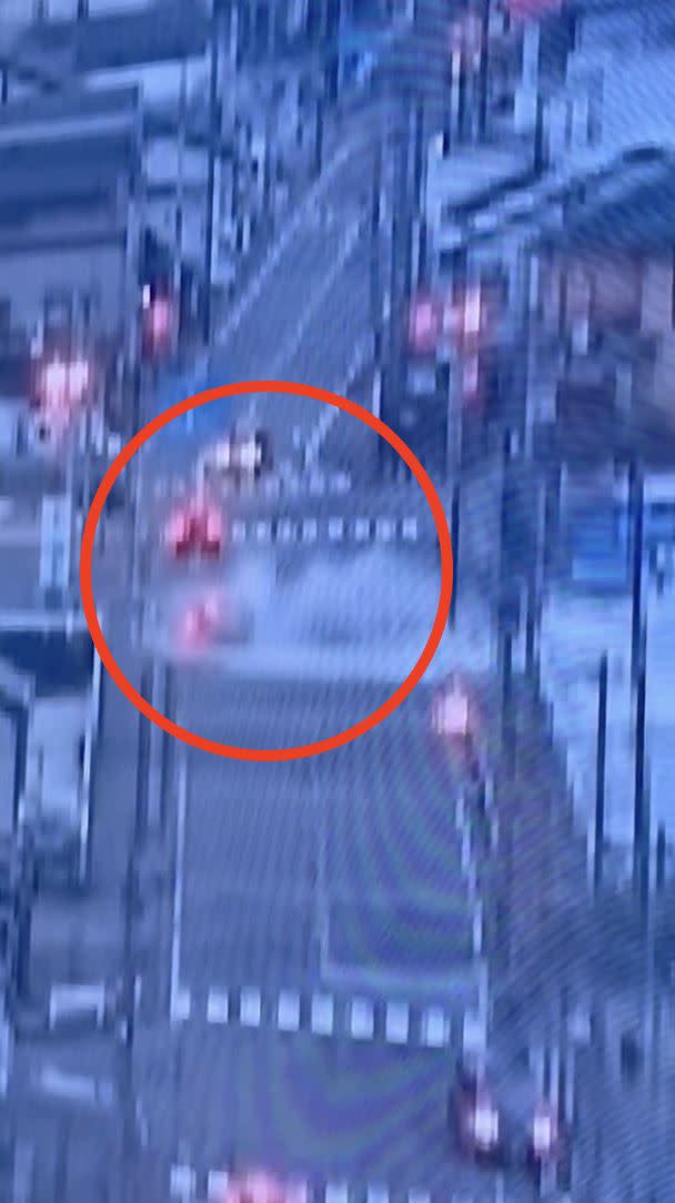 一輛正在過橋的轎車，遭到海嘯沖擊。（圖／翻攝自X）