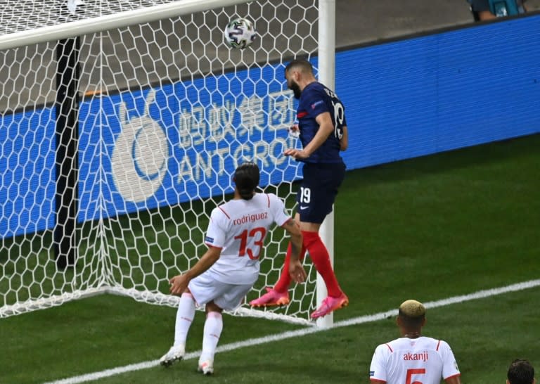 O atacante francês Karim Benzema marca seu segundo gol contra a Suíça
