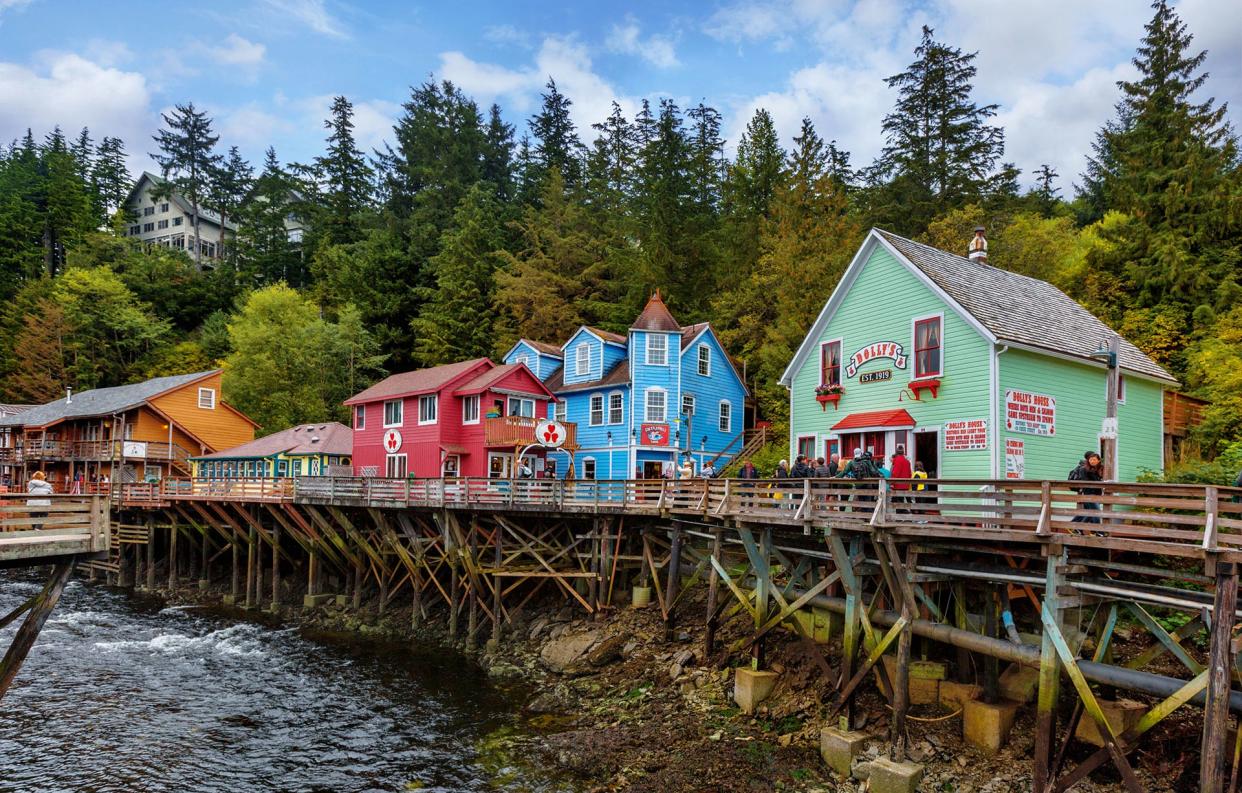 Take a stroll past the picture-perfect houses of Creek Street - © :: Artie | Photography ::