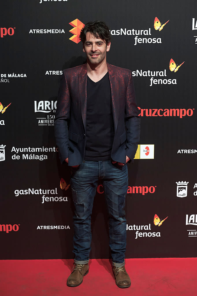 Con parches. Este estilo súper de moda trae trozos de denim de otros tonos más oscuros, como si fuesen remiendos. Inspírate en el look del actor español Eduardo Noriega. - Foto: Carlos Alvarez/ Getty Images