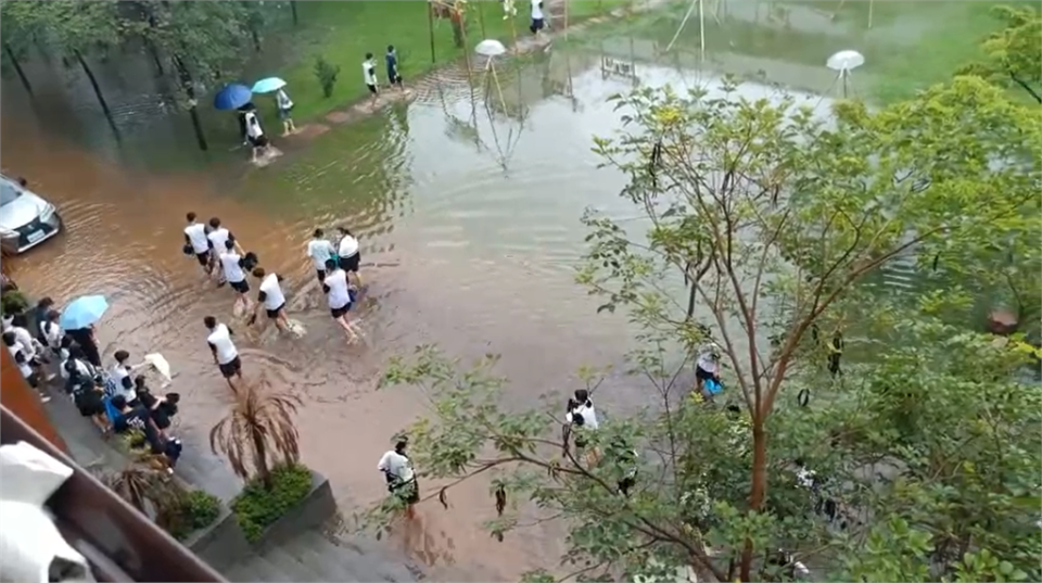 員林高中校園內淹水，學生涉水而過。（圖／民視新聞翻攝）