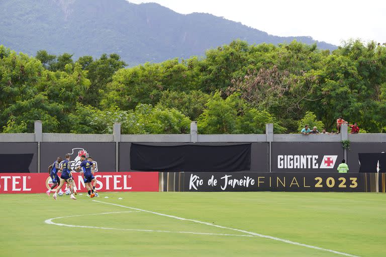 Hinchas de Flamengo observan el entrenamiento de Boca en el centro del Vasco da Gama