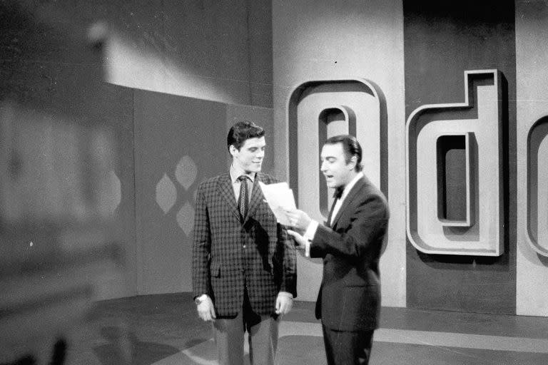Cacho Fontana conduciendo Odol Pregunta en 1969 