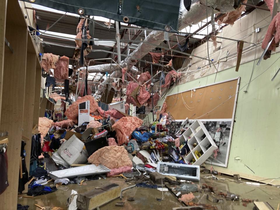 El interior de una tienda yace en ruinas tras el paso de una tormenta el viernes 31 de marzo de 2023, en Little Rock, Arkansas. (AP Foto/Andrew DeMillo)