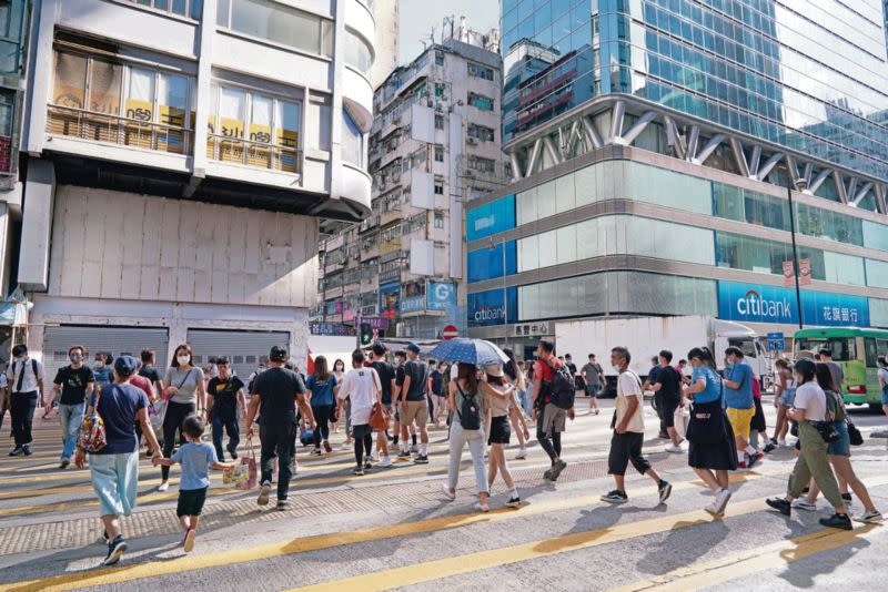 ▲隨著反送中到港版國安法的實施，香港持續動盪，也讓香港亞太金融中心地位受到考驗，資金陸續撤出。（圖／翻攝自《香港 01 》）