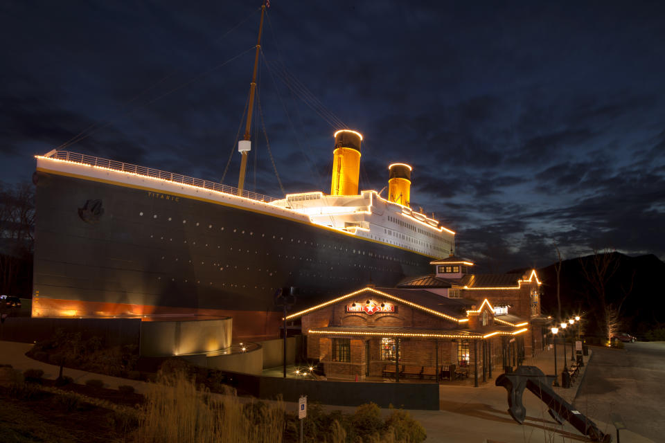 Pigeon Forge, Tennessee, EE.UU. - 9 de enero de 2014: El Museo del Titanic es un monumento único y una de las principales atracciones turísticas de Pigeon Forge (Tennessee). La fachada del edificio se asemeja al transatlántico de lujo más famoso del mundo, el RMS Titanic. El museo presume de tener más de 400 artefactos procedentes directamente del barco y sus pasajeros, una réplica de la Gran Escalera y los pasillos de tercera clase y un iceberg real que los visitantes pueden tocar.