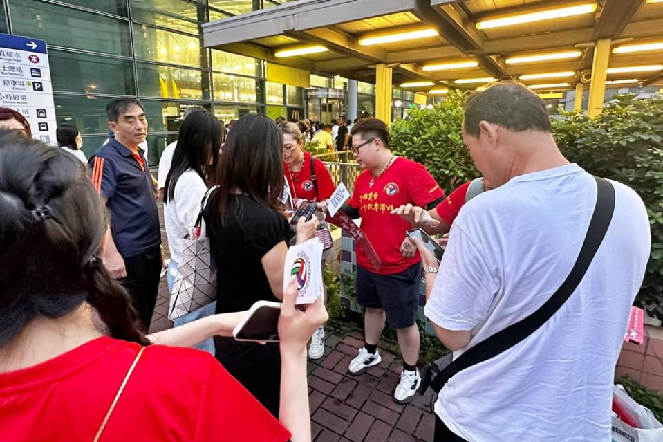 中國女排香港國際後援會自主設計宣傳應援物，於香港體育館門口派發給球迷。