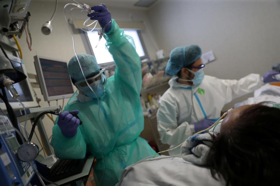 FILE PHOTO: Medical workers treat a patient suffering from coronavirus disease (COVID-19) at the intensive care unit (ICU) of the Infanta Sofia University hospital in Madrid, Spain, May 14, 2020. REUTERS/Susana Vera