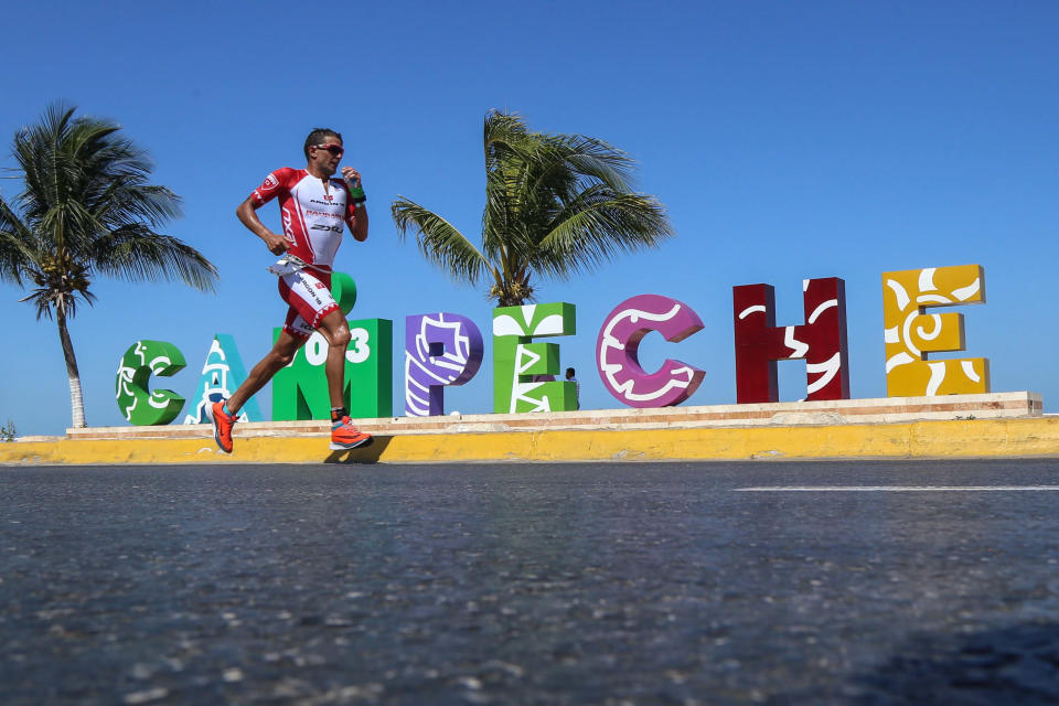 Por segundo año consecutivo se llevó a cabo el evento deportivo Ironman 70.3 en la ciudad de Campeche. Los triatletas Terenzo Bozzone y Heather Wurtele se llevaron el primer lugar en ambas ramas. Destacó la participación de Marcos Velázquez, uno de los únicos dos triatletas con discapacidad visual en México. / Foto: Cuartoscuro