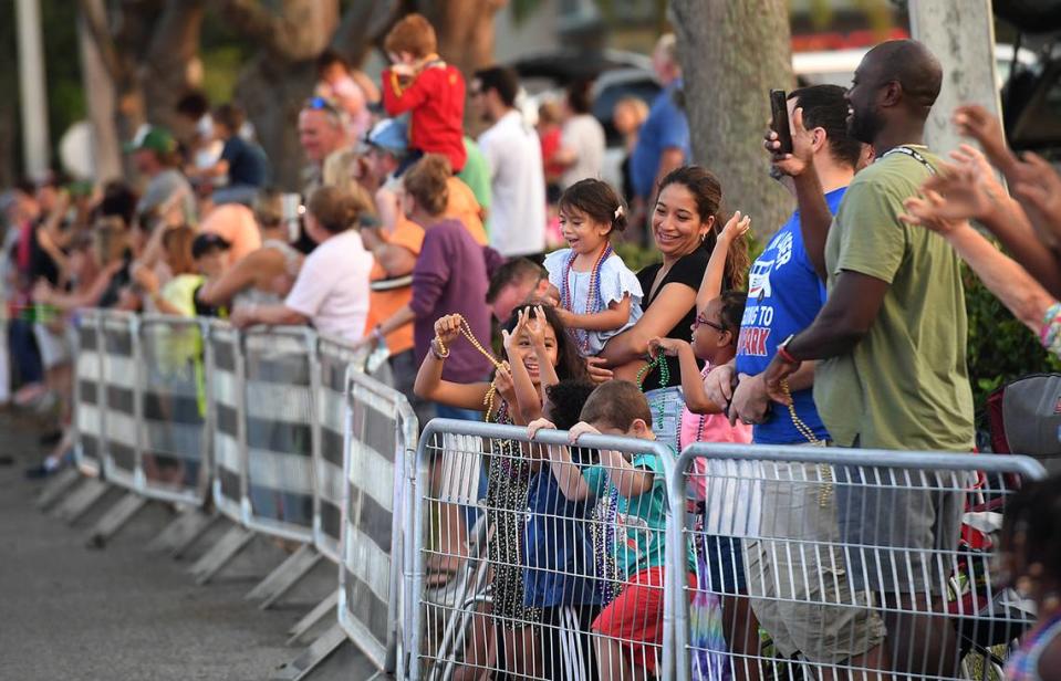 Crowds line up for the 2021 De Soto Grand Parade. Tiffany Tompkins/ttompkins@bradenton.com