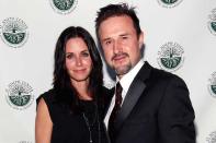 <b>Courteney Cox & David Arquette</b><br><br>“Scheidung ist keine Option“, sagte Courteney Cox (48) noch 2009 gegenüber der britischen Tageszeitung „The Daily Mail“. Ein Jahr später sah das Ganze schon anders aus: Mit den Worten „Wir trennen uns, um uns besser verstehen zu lernen“ besiegelten die Schauspielerin und ihr damaliger Noch-Gatte David Arquette (41) öffentlich das Ende ihrer Liebe. Tatsächlich geschieden… (Bild: Getty Images)