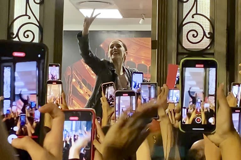 El sábado por la noche, Marianela Núñez salió a saludar a sus fans en la puerta del teatro para el delirio y felicidad de quien la esperaron durante un buen rato