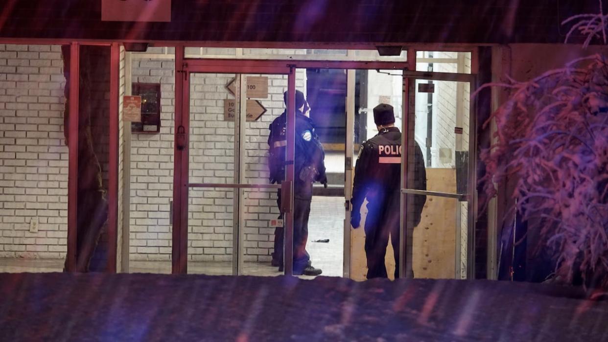 Police were called to the apartment building on Crépeau Street around 4 a.m. Sunday. (Mathieu Daniel Wagner/Radio-Canada - image credit)