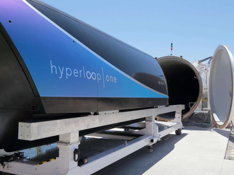 Hyperloop Transportation Technologies vient de réceptionner les premiers tubes de la piste d’essais qu’elle veut développer sur son nouveau site de Toulouse-Francazal, a-t-on appris auprès d’HTT, l’une des deux entreprises porteuses du projet de train futuriste à très grande vitesse Hyperloop.