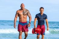 <p>Neben ihm verkam 2016 in "Baywatch" selbst der durchtrainierte Frauenschwarm Zac Efron zum Strichmännchen - doch besonders viel Spaß hat Johnson nicht daran, sich so zu präsentieren: "Ab- und zunehmen ist vor allem Stress. Du musst den Look erhalten, den die von dir erwarten - und das für 95 Tage." (Bild: 2016 Frank Masi / Paramount Pictures All Rights Reserved)</p> 