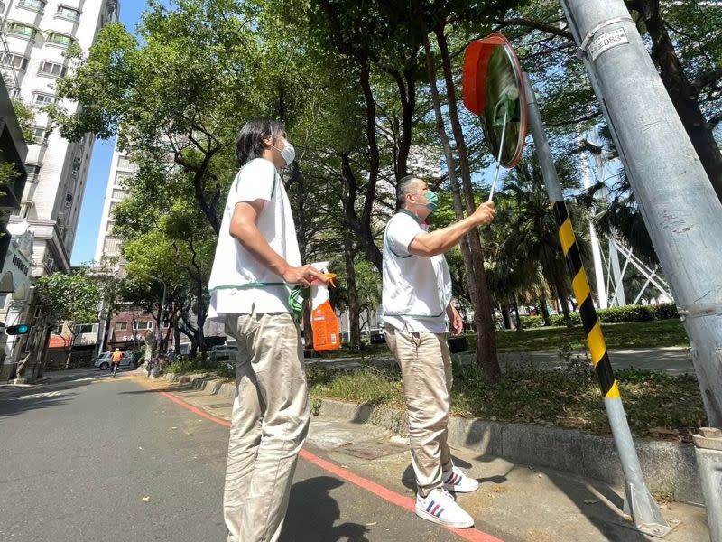 ▲信義房屋文化店專案經理鄭宏權（右）與分店同事也時常參與社區服務，包括擦拭商圈內的道路反光鏡，確保行車更加安全。（圖／NOWnews資料照片）