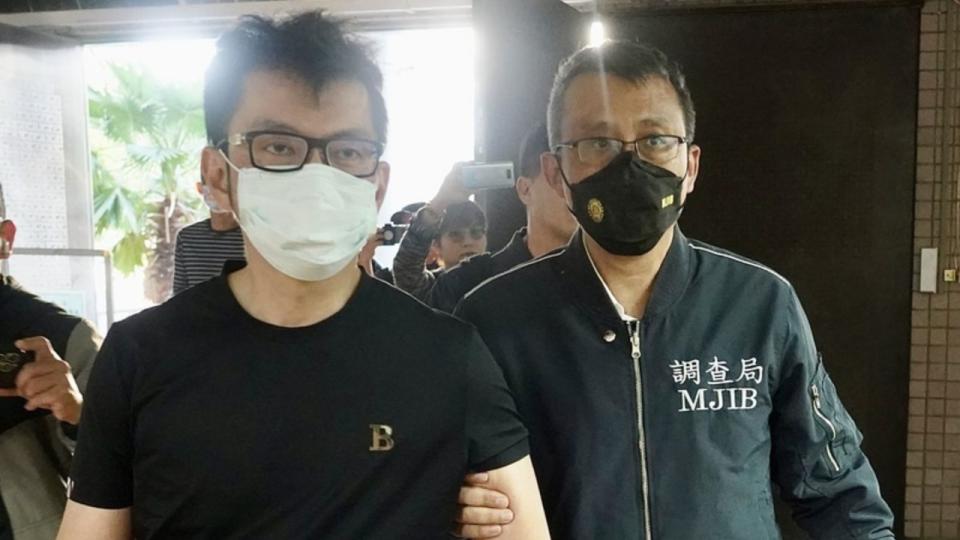 李彥廷（左）12日被調查局人員畫面。中央社