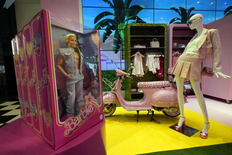 Mercancía de temática de Barbie se exhibe en una sección especial en Bloomingdale's, en Nueva York, el jueves 20 de julio de 2023. Previo al estreno de la película "Barbie", su empresa matriz Mattel ha creado un bombardeo de mercadotecnia de productos con más de 100 marcas. (Foto AP/Richard Drew)