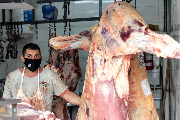 Desde el 1º de noviembre próximo no se podrá comercializar la media res, la salida de carnes destinadas al comercio minorista solo podrá ser en trozos de no más de 32 kilogramos