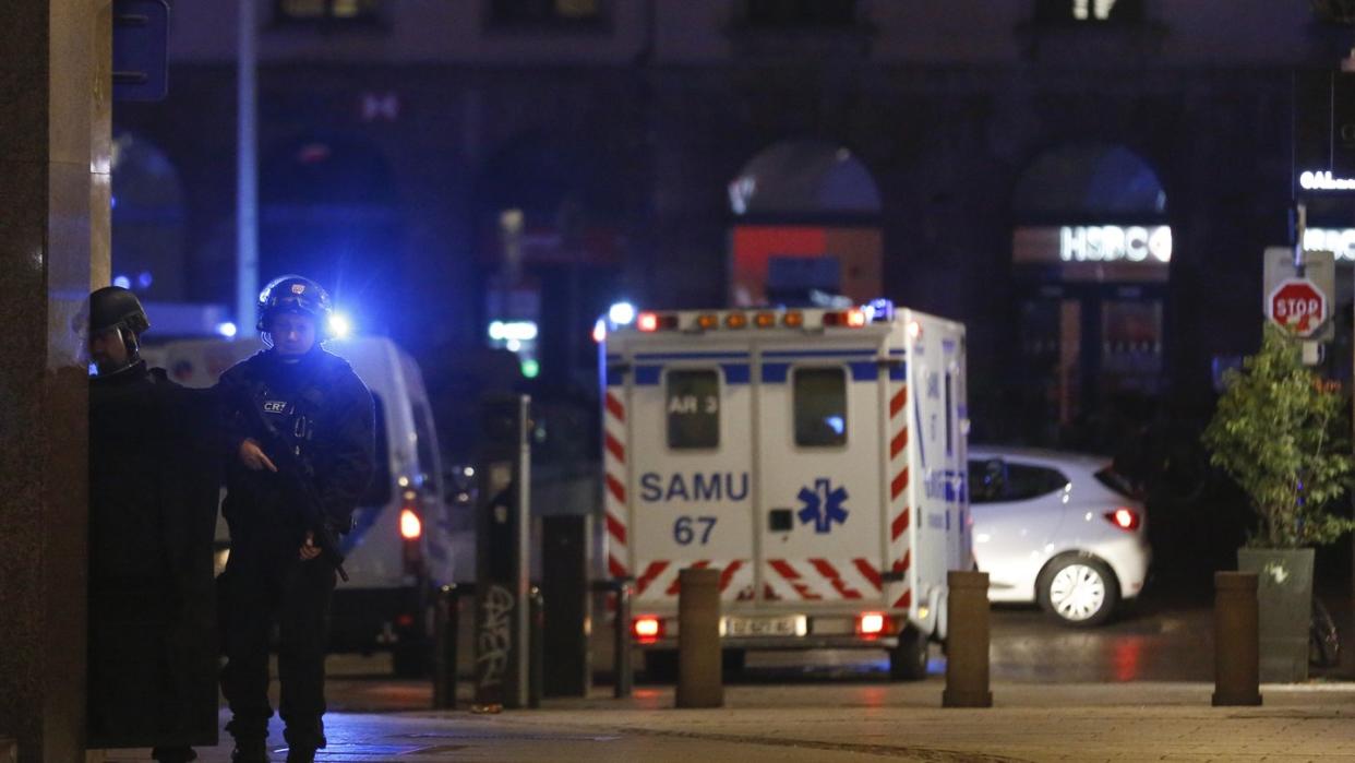 Polizisten patrouillieren nach dem Angriff durch das Zentrum Straßburgs. Foto: Ye Pingfan/XinHua