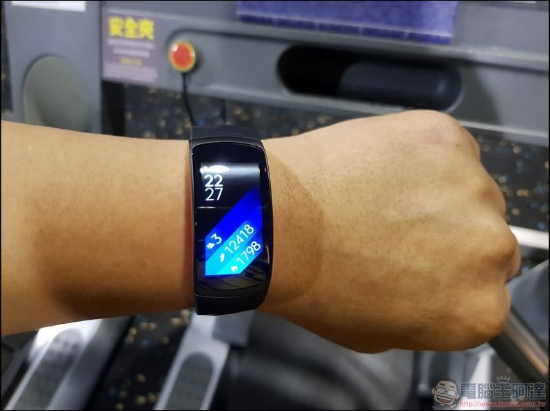 Samsung Gear Fit2 Pro 開箱 、評測 最時尚的 5ATM 運動手環