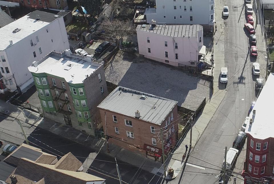 An empty lot at 98 Oak St. in Yonkers Jan. 24, 2023. A building at the spot was destroyed in a fire on March 14, 2003.