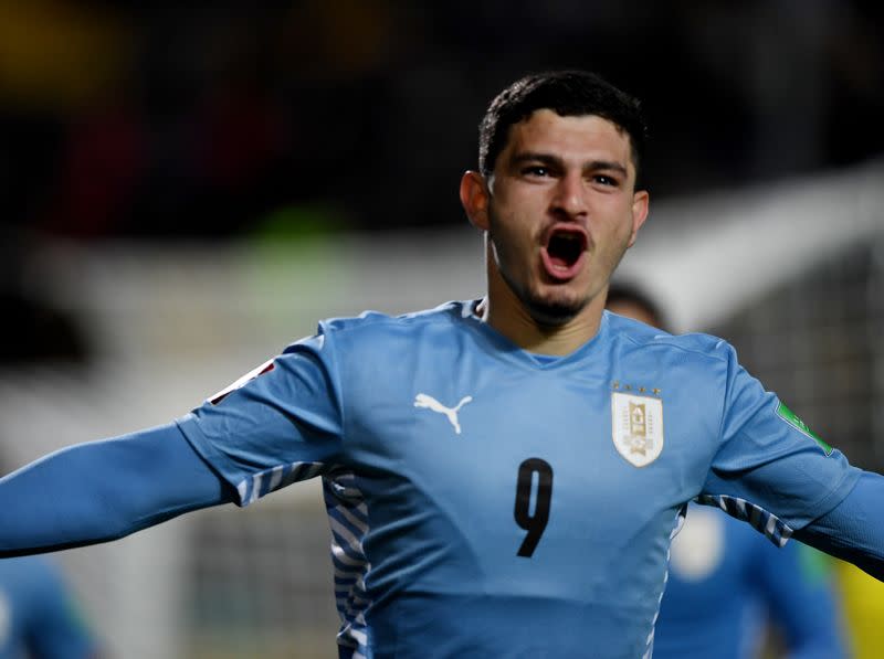 Foto del domingo del futbolista de Uruguay Agustin Alvarez Martinez celebrando tras marcar el tercer gol del triunfo ante Bolivia.