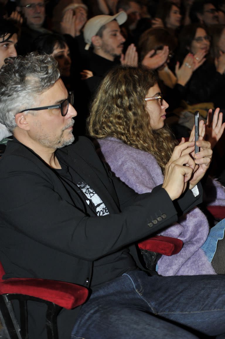 Federico Olivera y una de las hijas que tuvo junto a Villamil retratando a su mujer desde la platea