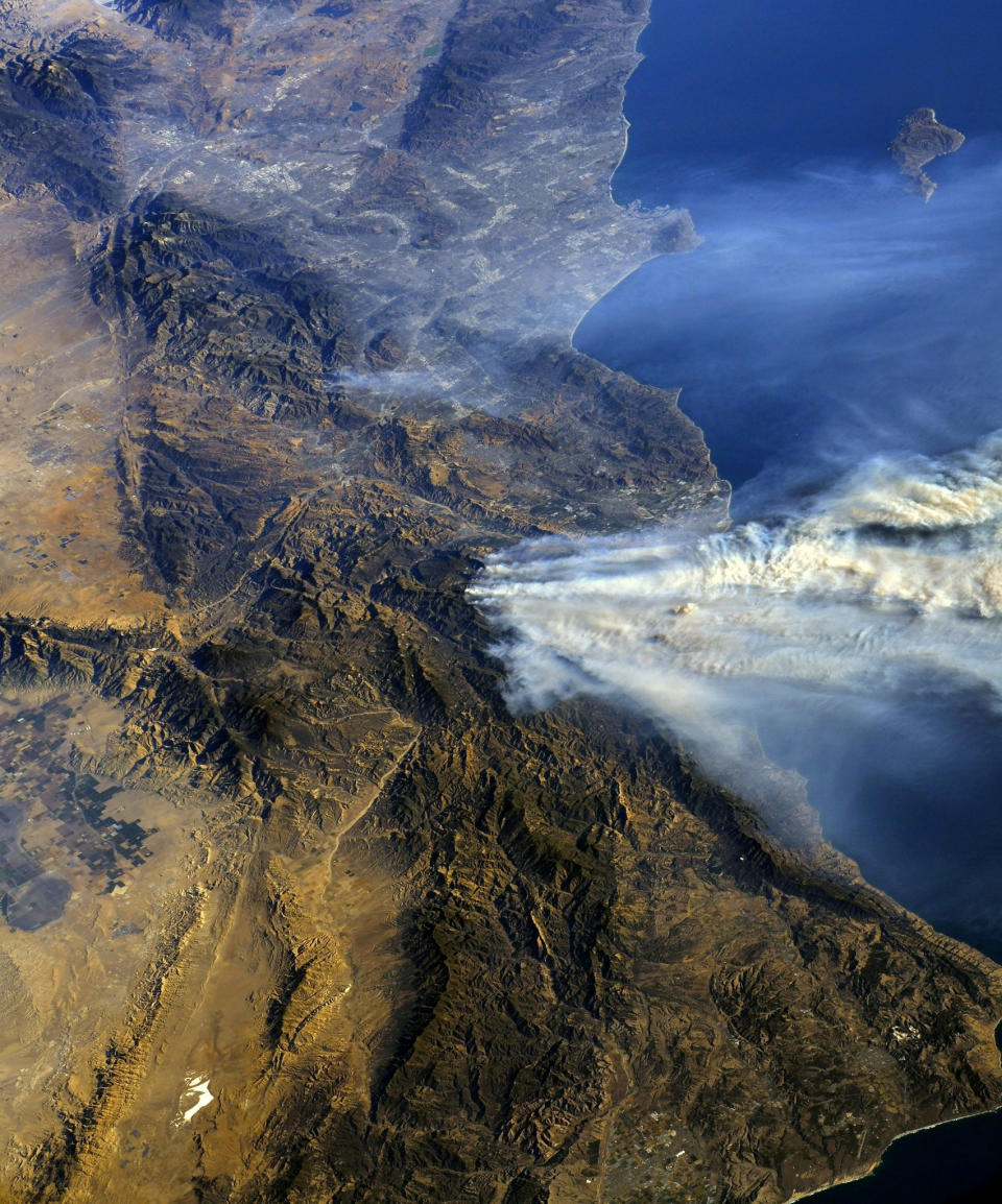 <p>A photo taken from the International Space Station and moved on social media by astronaut Randy Bresnik shows smoke rising from wildfire burning in Southern California, Dec. 5, 2017. (Photo: @AstroKomrade/NASA/Handout via Reuters) </p>