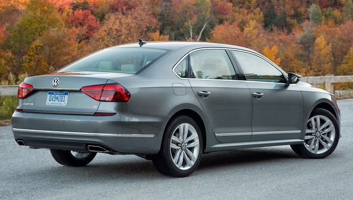 2016 Volkswagen Passat rear quarter right photo