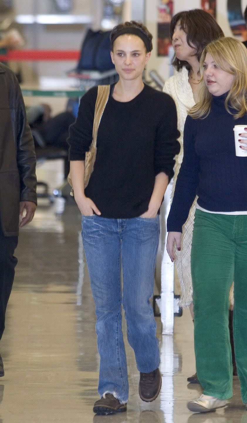 <p>Natalie Portman strolls through Narita International Airport in February 2006.</p>