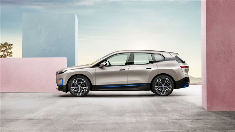 BMW iX擁有有X5的車長、X6的車高，以及X7的輪圈尺寸。（圖／翻攝自BMW官網）