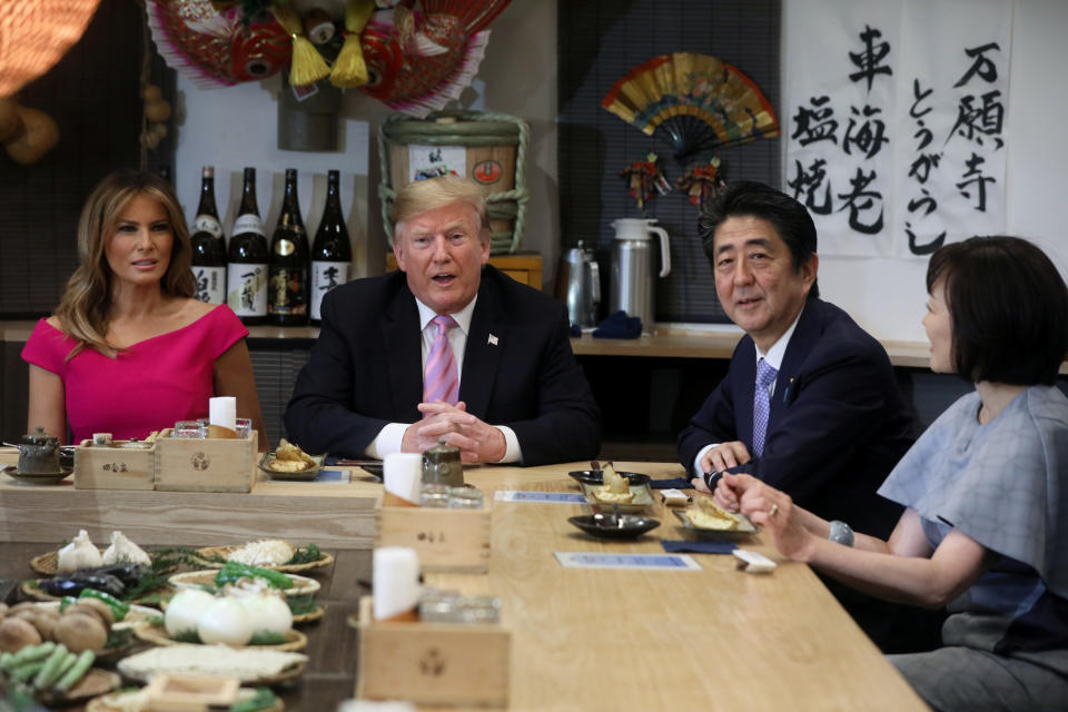 Trump redet und der Rest hört zu. So wie hier dem japanischen Premierminister Shinzo Abe und seiner Frau Akie Abe ging es auch Harrelson. First Lady Melania Trump dürfte das ohnehin gewohnt sein. (REUTERS/Jonathan Ernst)