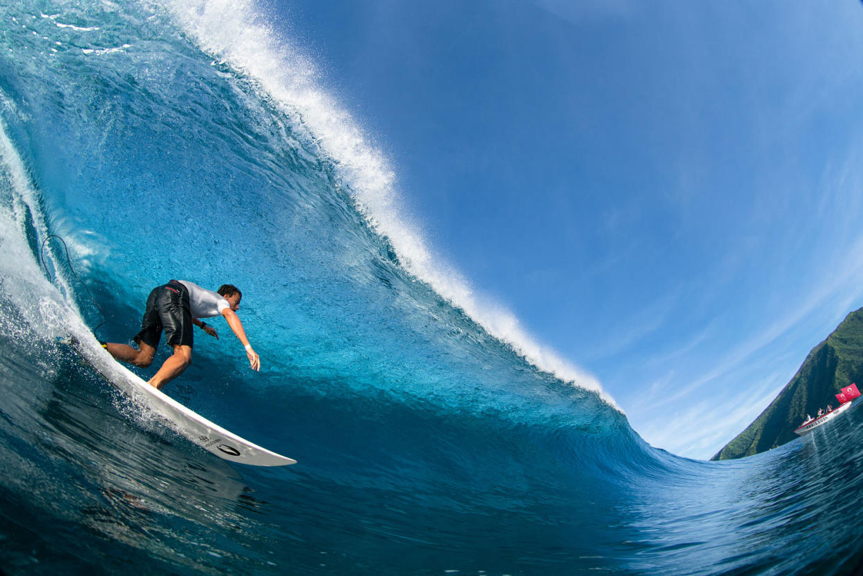 A man surfs in the village of Teahupoʻo in Tahiti (Manea Fabisch / Tahiti Tourisme / Paris 2024)