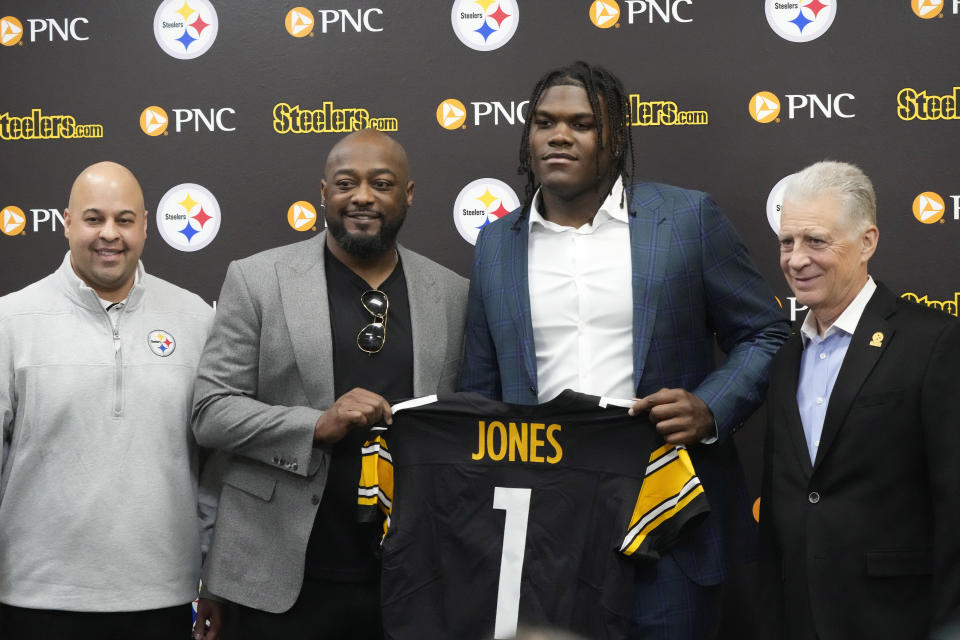Pittsburgh Steelers first-round draft pick, Broderick Jones, second from right, an offensive lineman from Georgia, poses for a photo with, from left, Steelers general manager Omar Khan, coach Mike Tomlin and owner Art Rooney II at the NFL football team's headquarters in Pittsburgh, Friday, April 28, 2023. (AP Photo/Gene J. Puskar)