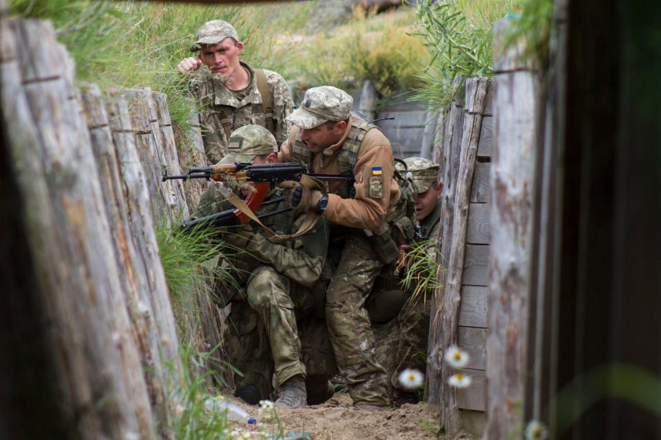 Ukrainian troops train to clear a trench