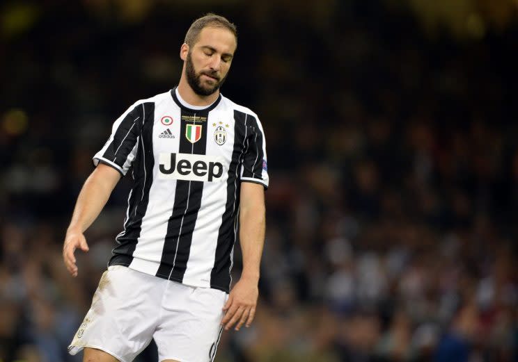 <p>Juventus Turin hat ein Angebot des FC Chelsea für Gonzalo Higuaín abgelehnt. Tuttosport berichtet, dass die “Blues” rund 100 Millionen Euro für den Mittelstürmer geboten haben. Für Juve kam ein Abgang jedoch nicht infrage. (Getty Images)</p>