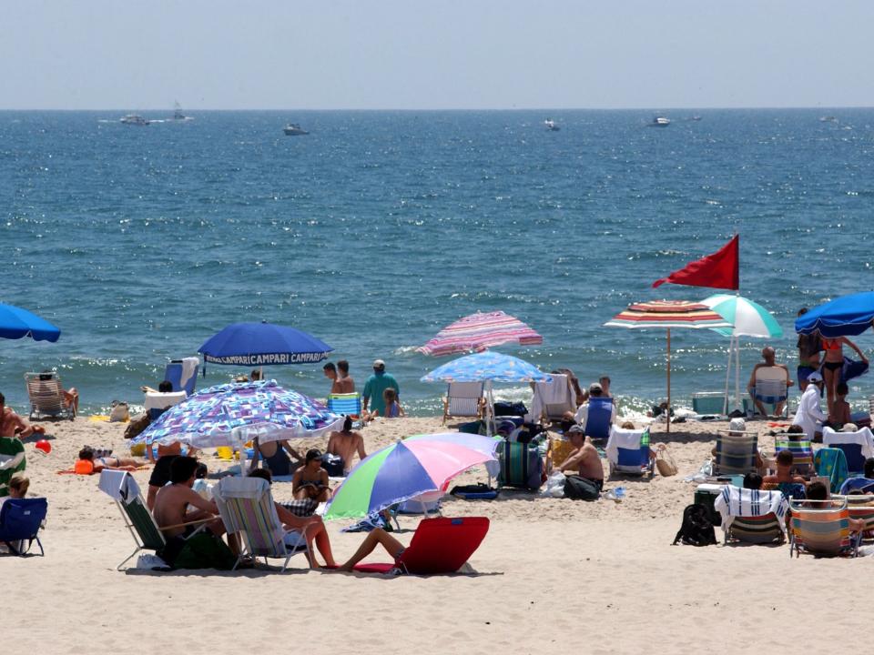 Hamptons beach crowded