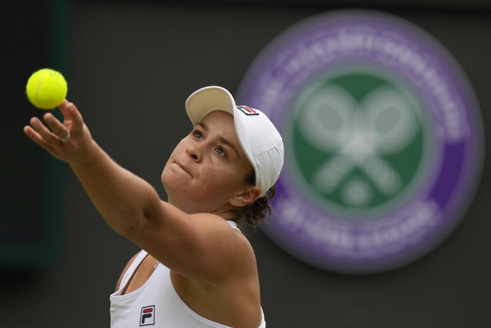 Ashleigh Barty saca frente a Barbora Krejcikova por la cuarta ronda del torneo de Wimbledon, el lunes 5 de julio de 2021, en Londres. (AP Foto/Alastair Grant)