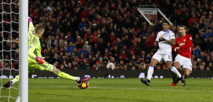 Manchester United v Sunderland – Premier League – Old Trafford – 26/12/16 Sunderland’s Jordan Pickford saves a shot as Sunderland’s Patrick van Aanholt and Manchester United’s Zlatan Ibrahimovic look on (Reuters / Phil Noble Livepic)