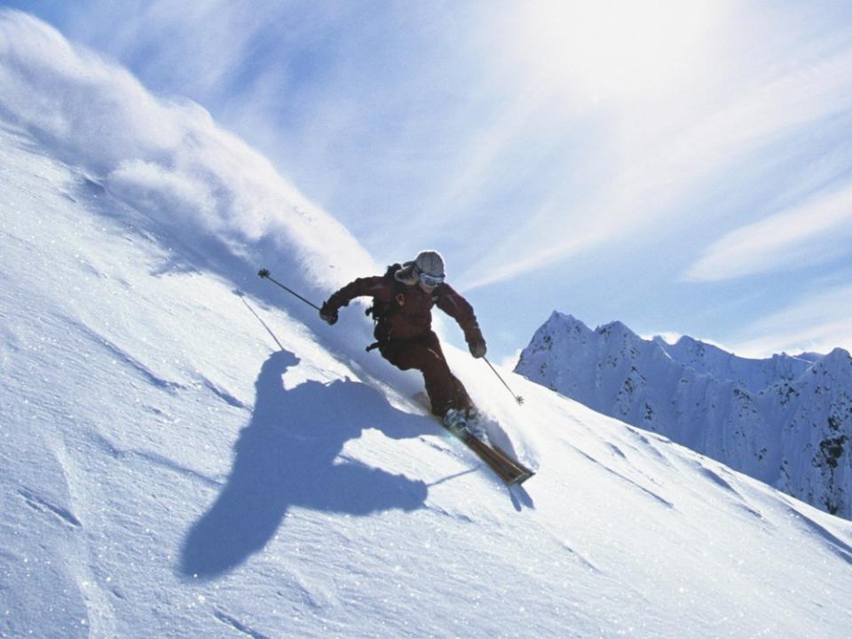 Skifahren ist in der Saison 2021/22 ist wieder möglich - in Österreich und der Schweiz gelten jedoch unterschiedliche Regeln. (Bild: sirtravelalot/Shutterstock.com)