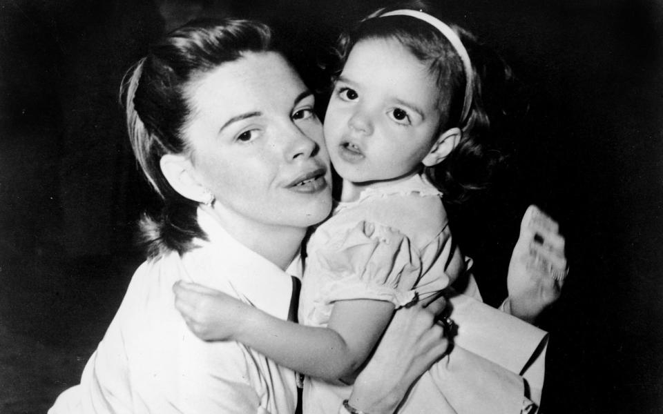 Judy Garland (rechts) stand bereits mit zweieinhalb auf der Bühne, wurde als 16-Jährige zur Legende mit "Der Zauberer von Oz". Später sagte sie ihrer Tochter Liza Minnelli (links): "Pass auf dich auf. Ich bin das beste Beispiel dafür, was dieser Job einem Menschen antun kann." 1969 starb der vielfach preisgekrönte Star mit nur 47 Jahren an einer Überdosis Schlaftabletten. (Bild: Hulton Archive/Getty Images)