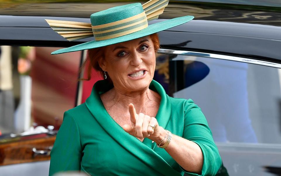 Auch diese Dame sorgte für Stress im Buckingham Palace: 1992 wurde Prinz Andrews Frau Sarah Ferguson oben ohne im Urlaub mit ihrem Lover abgelichtet. Dennoch blieben Andrew und Fergie nach ihrer Scheidung 1996 befreundet - so gut, dass sie einem vermeintlichen Geschäftsmann 2010 anbot, für 500.000 Pfund den Kontakt zum Prinzen herzustellen. (Bild: Toby Melville - WPA Pool/Getty Images)